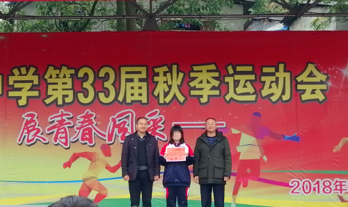 5 年级管理团队陈甫和陈杰与唐子钦合影.jpg