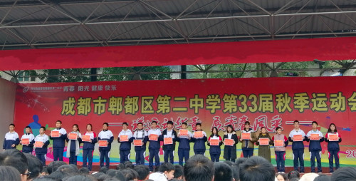 3 二等奖同学领奖.jpg