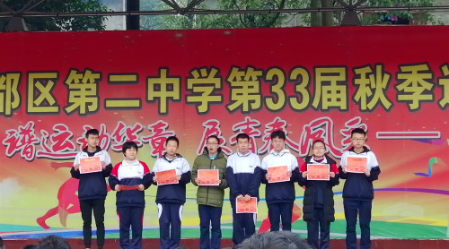 2 一等奖同学领奖.jpg